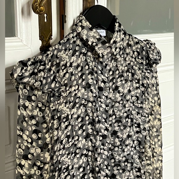 Carolina Herrera Gray and Black Bubble Patterned blouse w/Ruffled Shoulders 2/4 - Picture 3 of 6